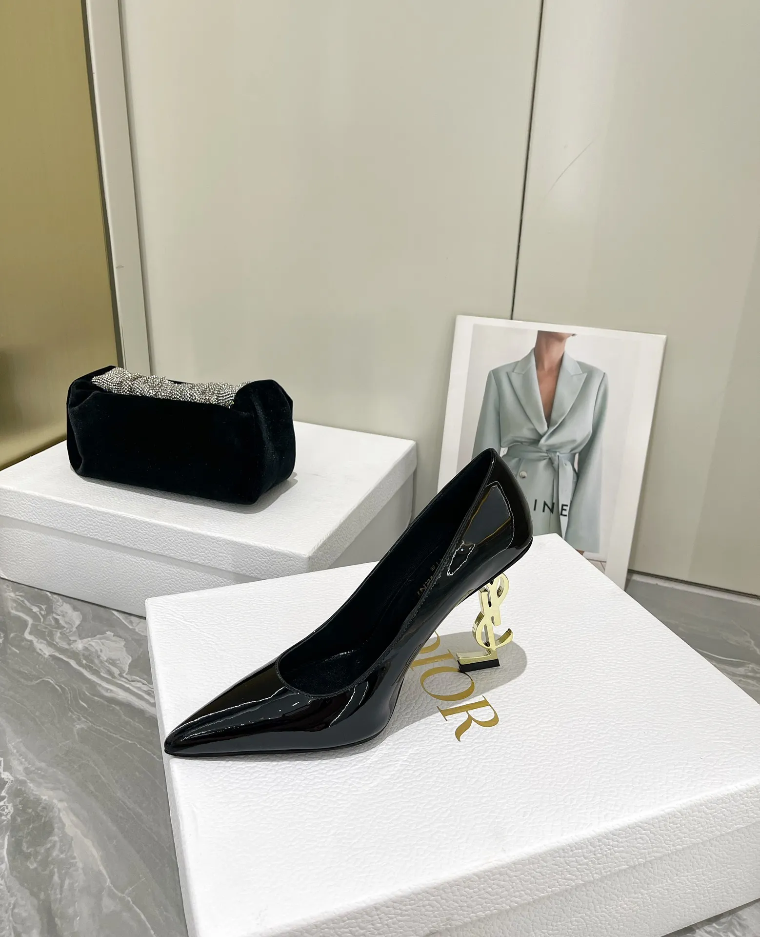 👟👟Ex-factory price 560👟👟 YSL Yves Saint Laurent’s fashionable logo and high heels are new✔️✔️✔️ Only YSL understands women’s hearts best! The exquisite shoe last and the original molded custom logo heel are also the biggest highlights of this pair of shoes! The upper is exquisite and high-end! Full of goddess style🥂 💙 Upper: imported calf leather, cow patent leather 💙 Lining: imported 🐑 sheep leather 💙 Sole: imported leather outsole 💙 Height: 9cm 💙 Color: black paint with gold, black leather with black 💙 Size: 35-39 💙 (Full package)